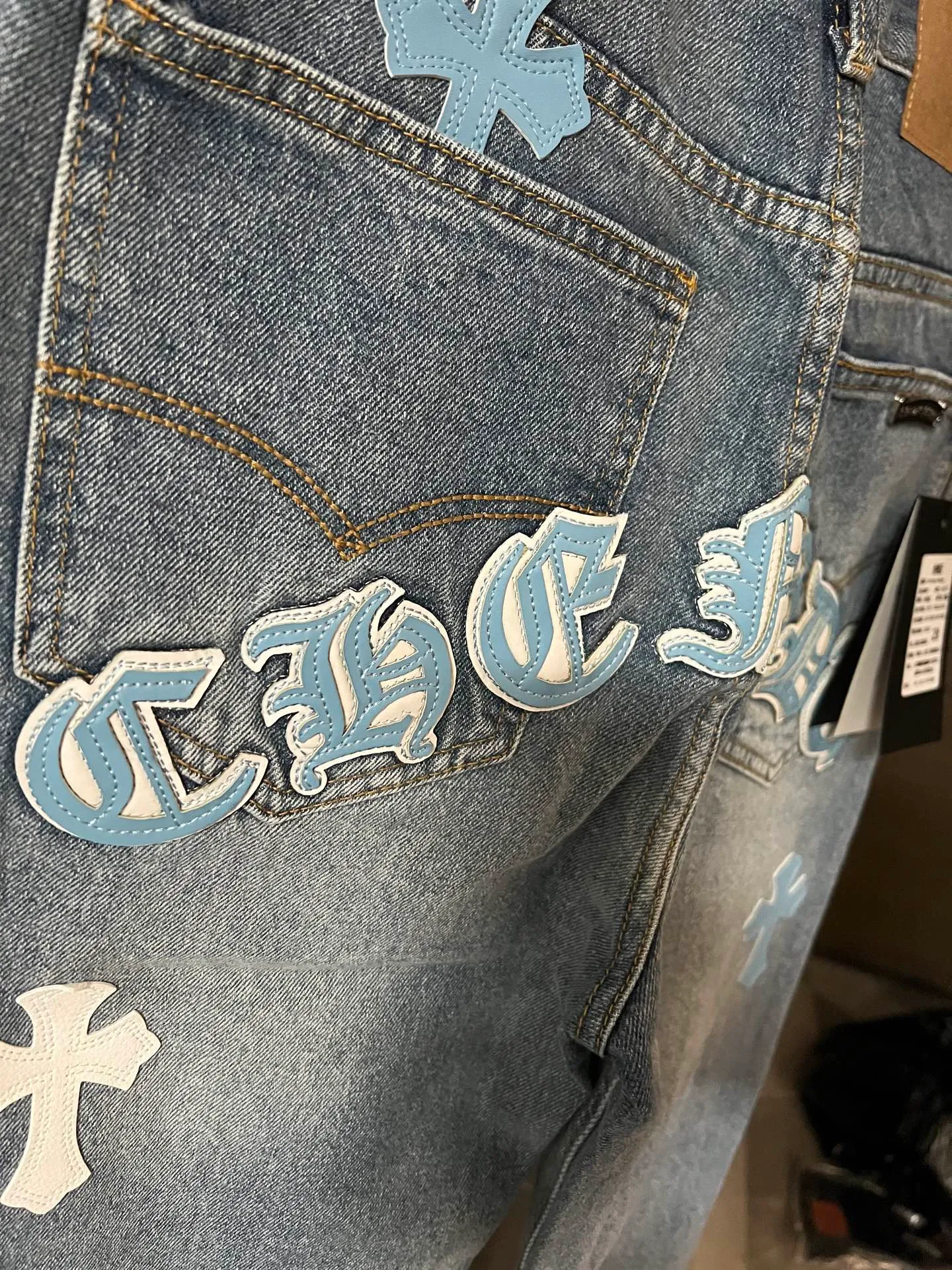 P260 [Next day] Chrome Hearts/Chrome Hearts CH Hong Kong City Limited Series Sanskrit Cross Patch Leather Jeans (Blue) Blue and White Color - Hong Kong Limited Fashion players, Chrome Hearts Hong Kong City Limited Jeans are now available!  The unique color scheme is like the intertwining of vitality and romance of Hong Kong. The three-dimensional letters between the hips seem to tell the story of the city. The customized hardware, the three-dimensional and thick cross stamens, and the hand-cut leather washers make the details full of luxury.  Handcrafted and made of environmentally friendly materials, comfort and quality coexist. Owning it is not only an outfit, but also a status symbol. Globally limited edition, don’t miss it.  Size: 28 30 32 34 (corresponding to s-xl) Detailed size can be found in Figure 9
